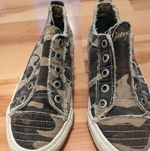 Women's Blowfish slip on camouflage sneakers shoes. Size 8. EUC. Laceless